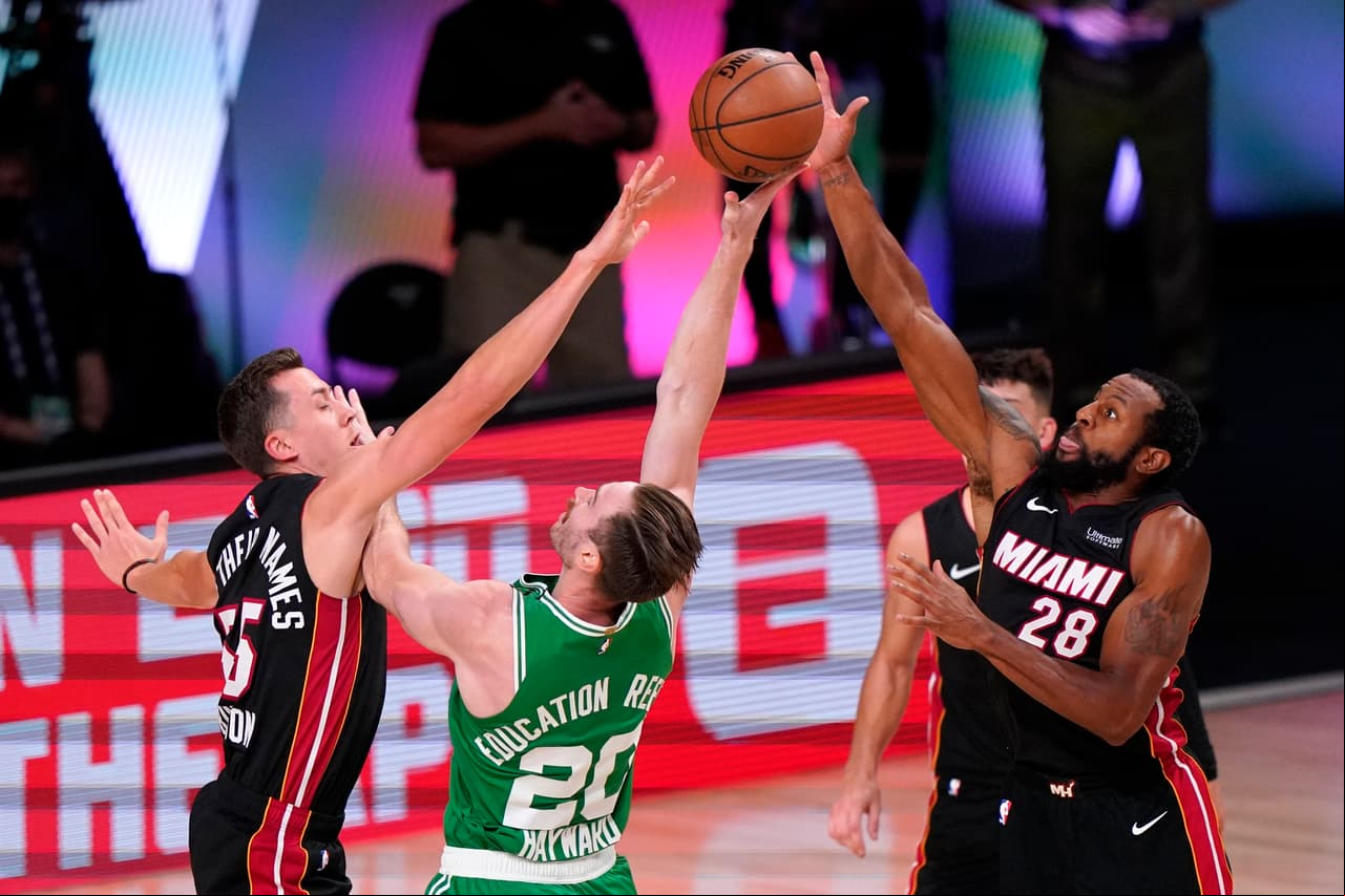 El novato Tyler Herro se echa al equipo de Miami al hombro y anota 37 puntos en la victoria 109-112 sobre los Boston Celtics.