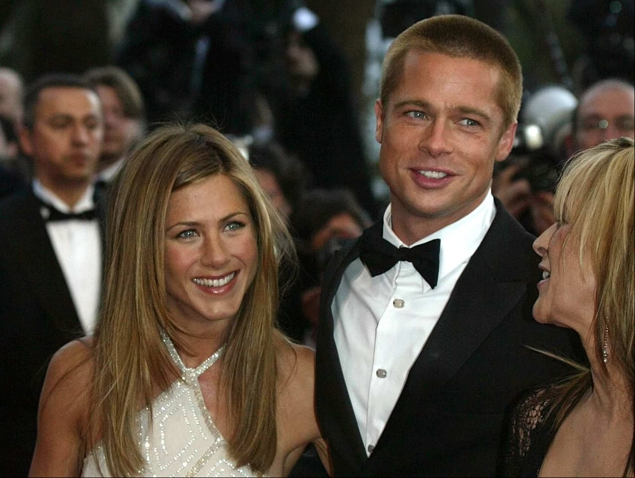 Captan a Brad Pitt en el festejo de cumpleaños de Jennifer Aniston