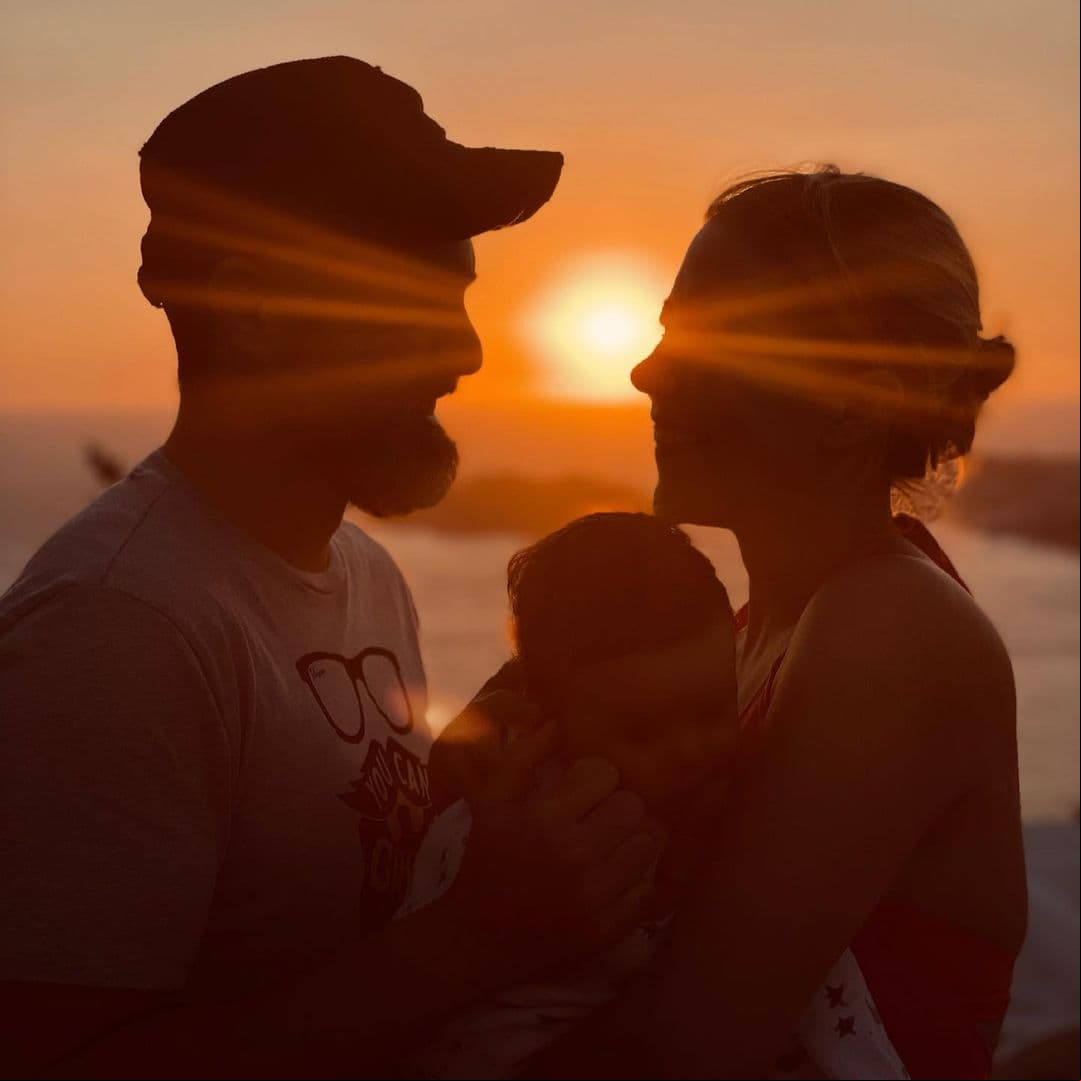 Por su parte, el actor Erik Hayser usó su cuenta de Instagram para expresar lo que significa Fernanda en su vida: “Gracias por existir y ser quién eres. Por ser la mejor mamá y la mejor compañera de vida. Que ese corazón enorme siga siendo el motor de tus días. Que tu fuerza, tu luz, tu bondad y magia se multipliquen y sean tu cosecha a cada paso”.