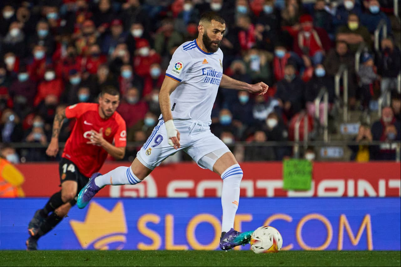 Gracias a un doblete de Karim Benzema y otro tanto del brasileño Vinícius, el Real Madrid venció al Mallorca y aumentó su ventaja en el liderato a 10 puntos sobre el Sevilla.