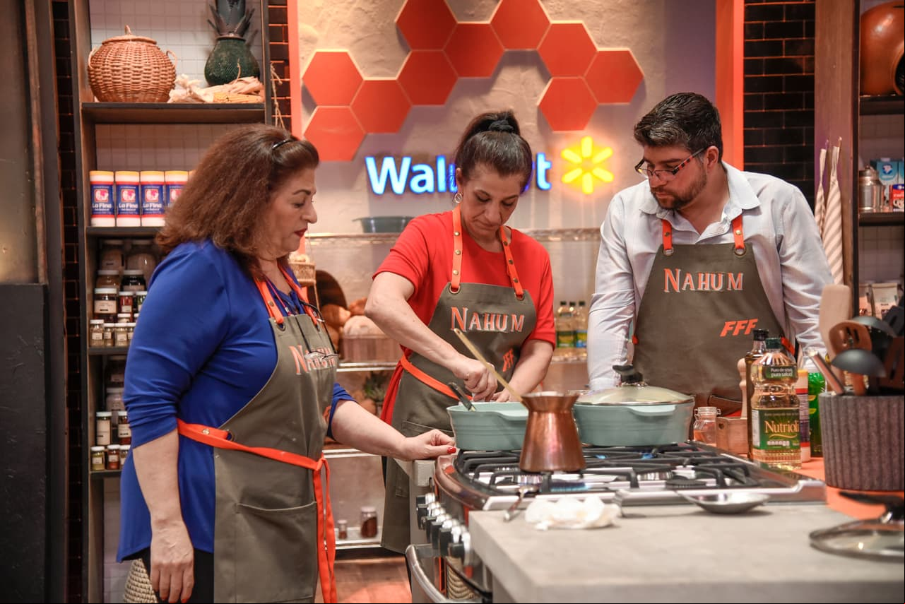 Los Nahum cocinando con la jarra de café turco durante la competencia