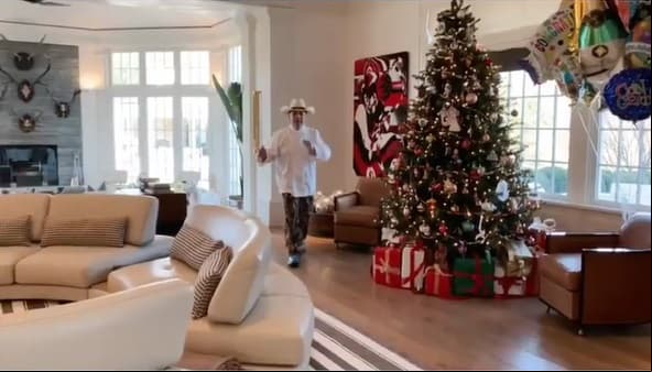 Su esposo Tommy Mottola también ha mostrado dicha parte de su casa, la cual adornan en Navidad con un enorme árbol.