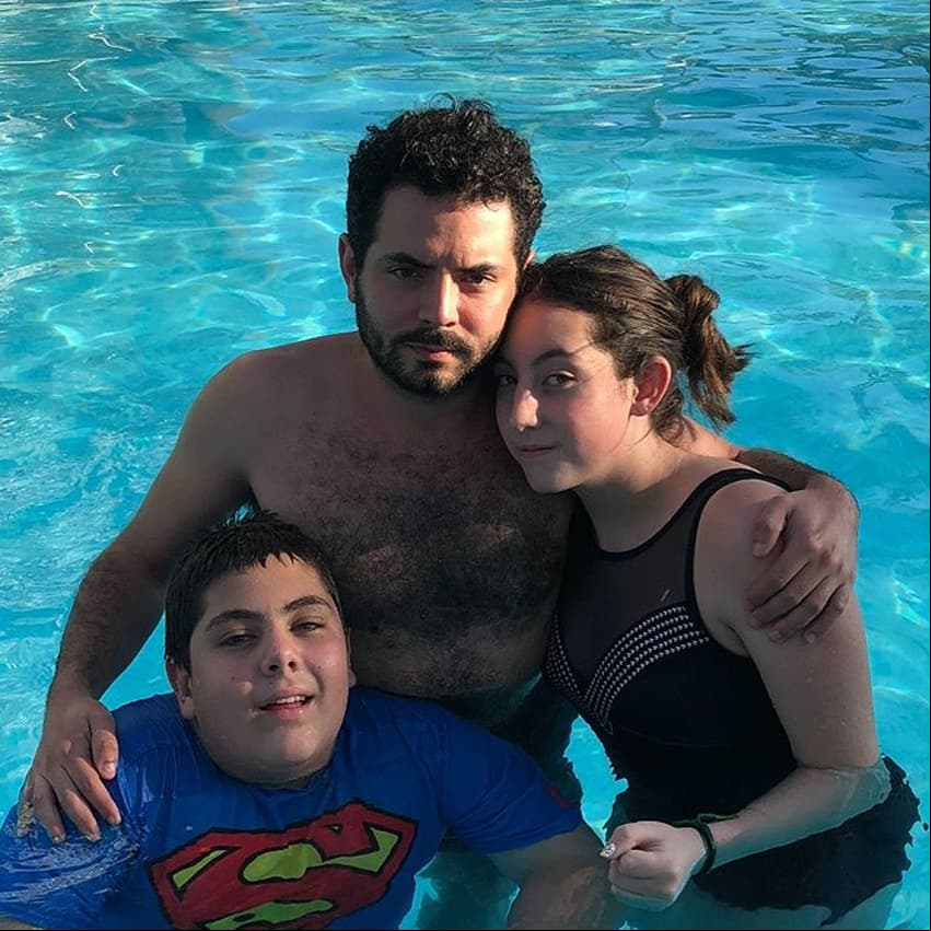 Tras tener a José Eduardo Derbez, Victoria Ruffo se casó en marzo de 2001 con el político Omar Fayad, con quien tuvo a sus mellizos Victoria y Anuar Fayad.