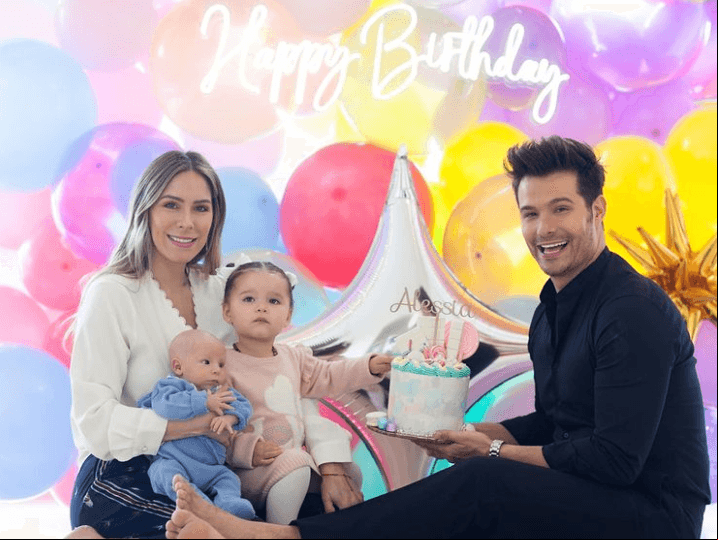 Brandon Peniche y su esposa Kristal Cid le dieron la bienvenida a su hijo Bosco el pasado 11 de noviembre. Bosco pesó tres kilos 50 gramos y midió 51 centímetros. “Estoy muy feliz, y nació el baby. Nació a las 11:20 de la noche”, dijo en un programa de espectáculos.