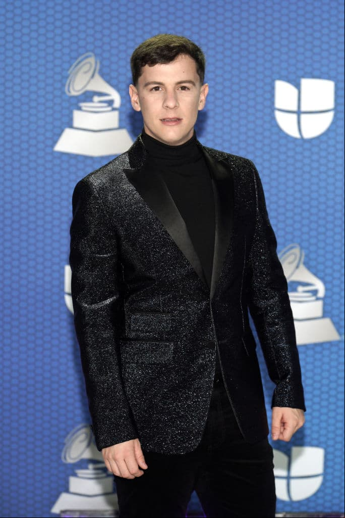 Jean Carlos Santiago Pérez, mejor conocido como Guaynaa, es un joven cantante originario de Puerto Rico, quien poco a poco labró su camino a la fama en la música urbana con temas como: “Rebota” y “Chicharrón”.