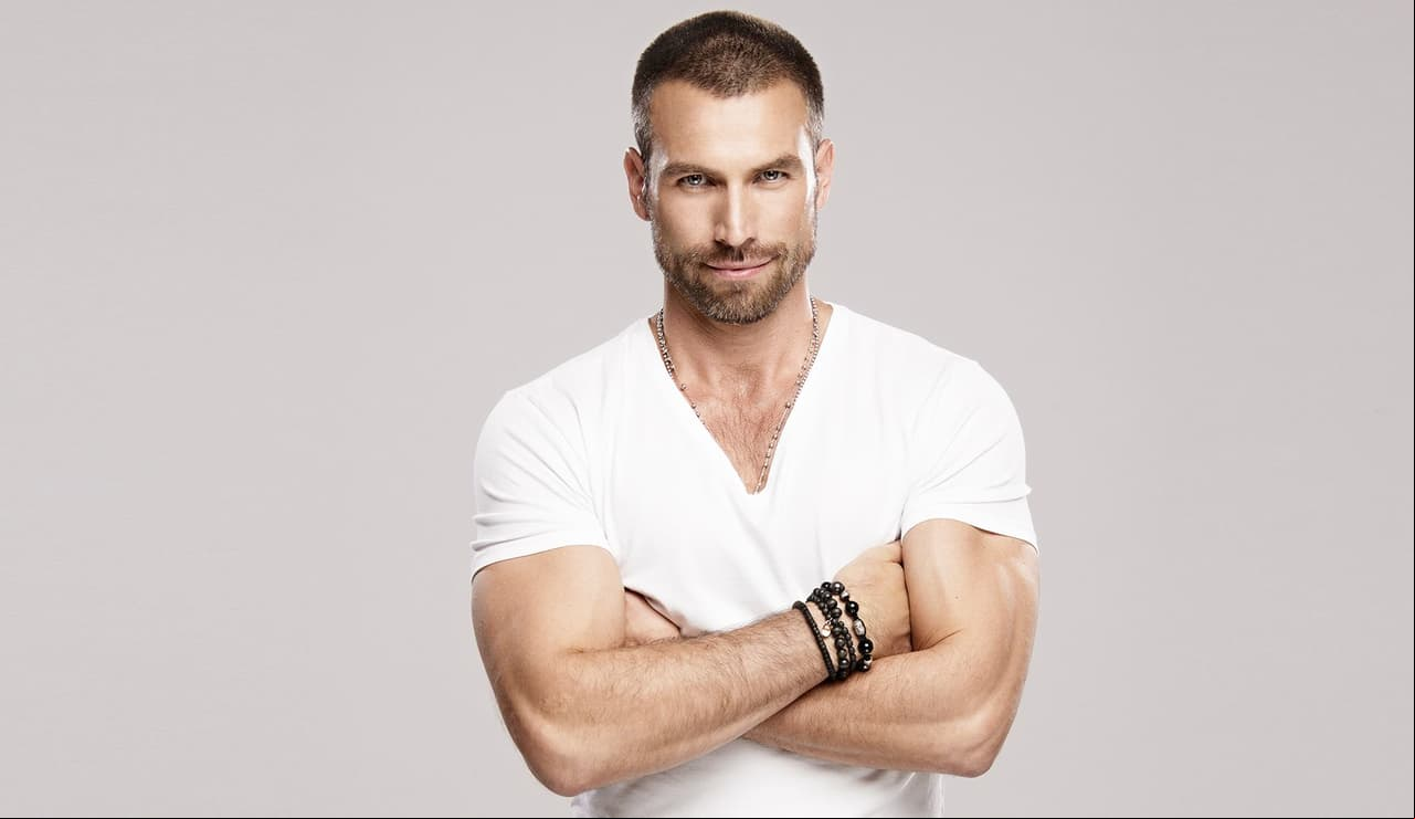 Rafael Amaya roba cámara con elegante smoking en los Latin AMAs