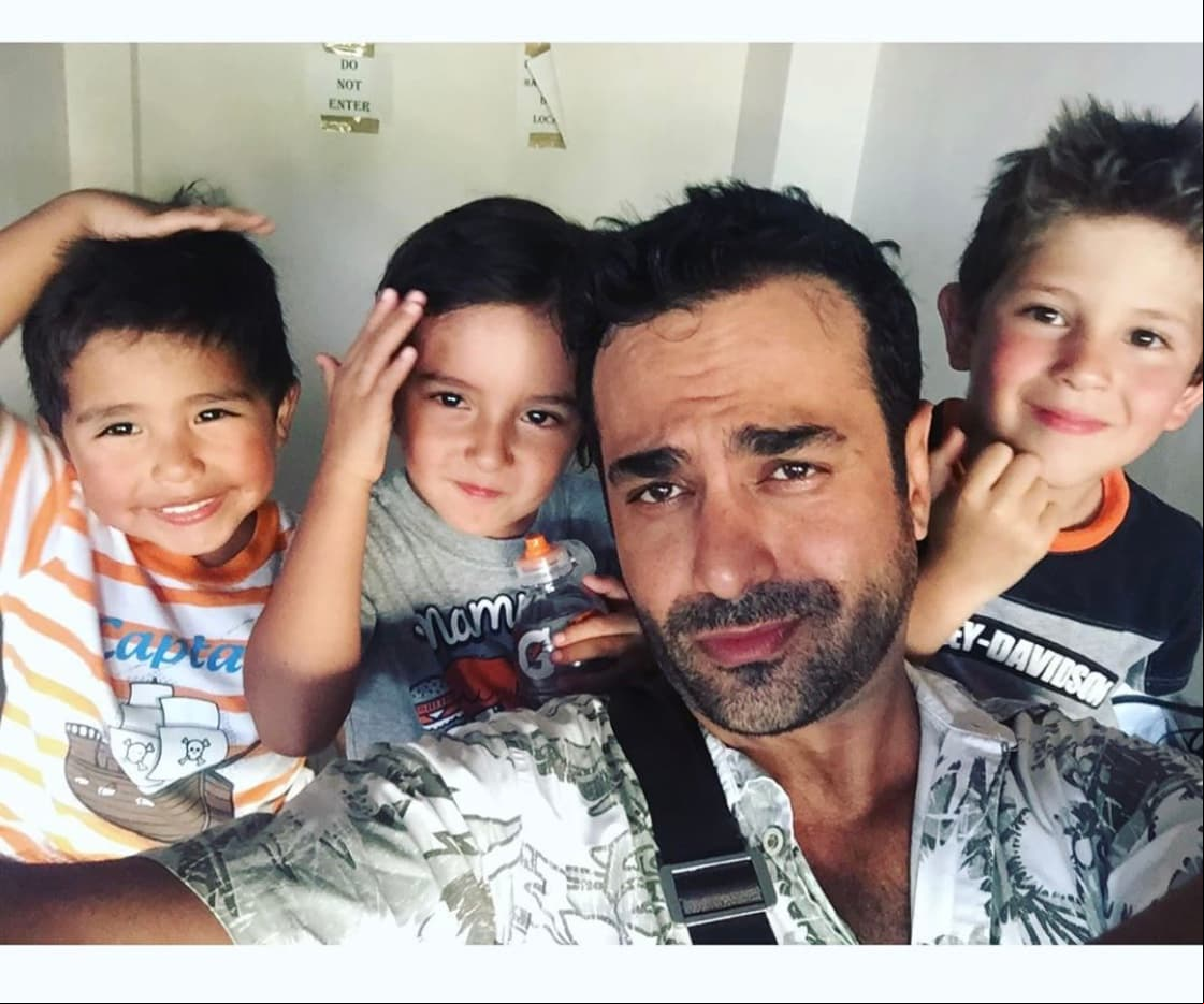 "Me siento muy feliz y agradecido con la vida por ser Papá, fue lo que más soñé, lo que venga será bien recibido pero con qué cara pido más si con ellos tengo todo, “mis pollitos", escribió el actor en febrero de este año junto a una fotografía donde aparecen sus tres hijos, quienes son su adoración.