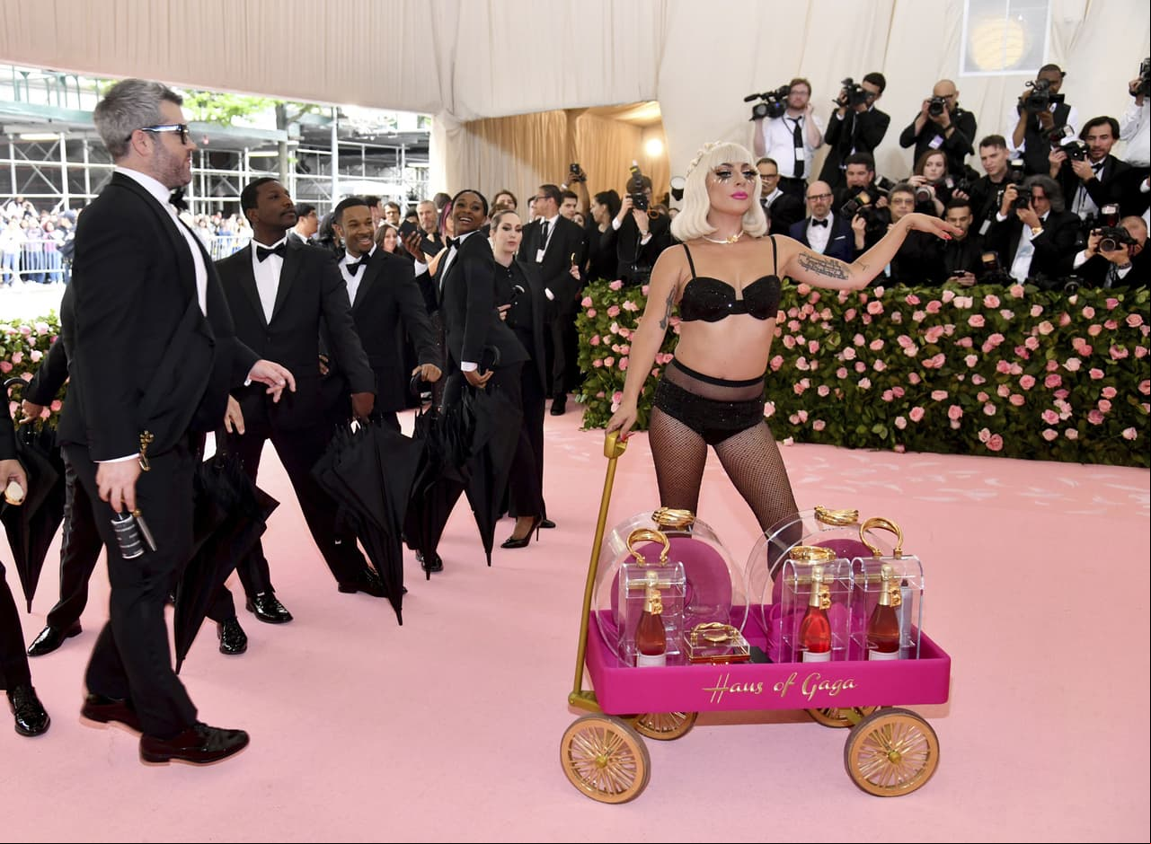 Lady Gaga mostró un cuarto atuendo en la alfombra rosa.