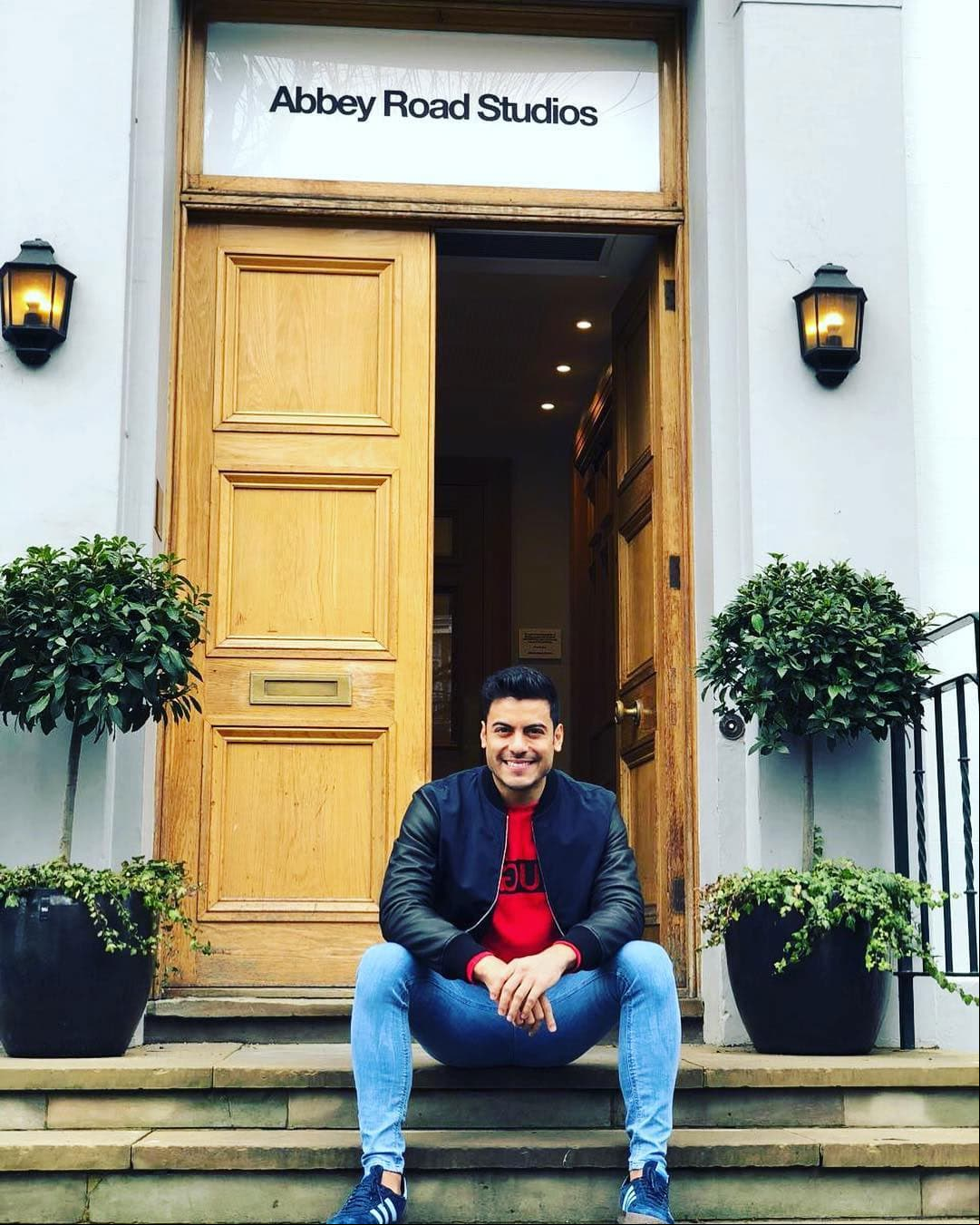Viajó hasta Londres para grabar este material en los estudios donde han grabado figuras de la talla de Los Beatles, Michael Jackson, Lady Gaga y Gustavo Cerati, entre otros.