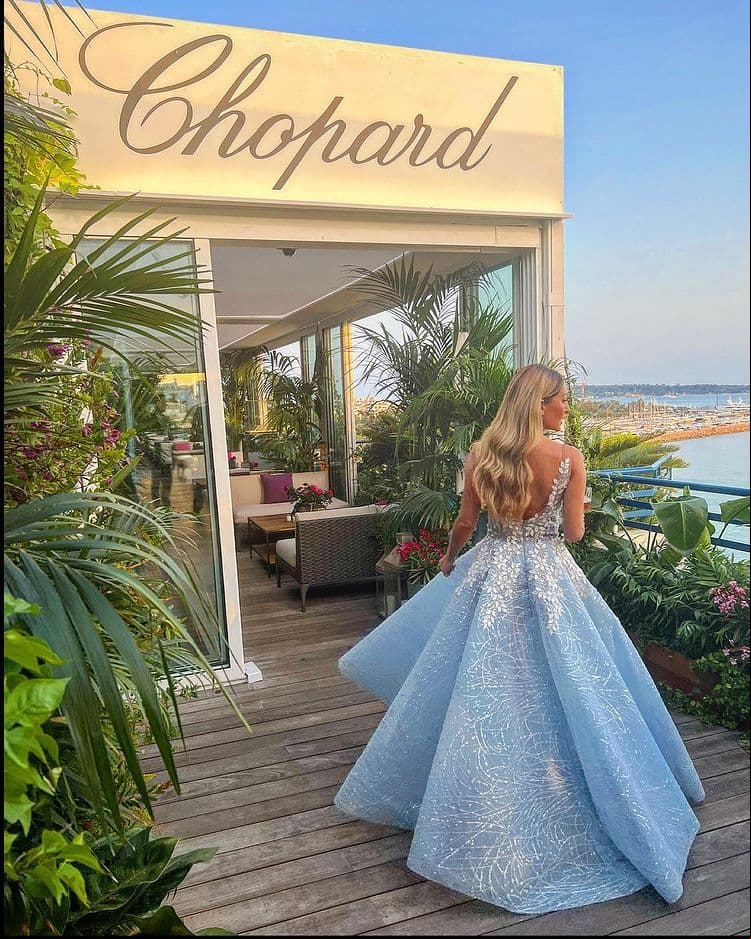 Desde su llegada al festival francés, Geraldine mostró su amor a México con este vestido corte princesa de los diseñadores de nuestro país: Víctor & Jesse.