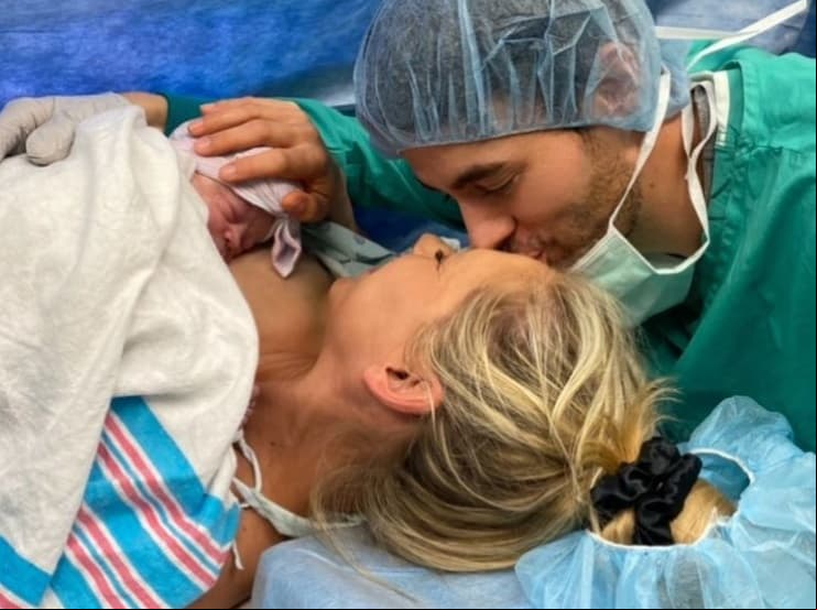 Enrique Iglesias y Anna Kournikova se convirtieron en padres otra vez el 30 de enero con el nacimiento de su hija Mary.