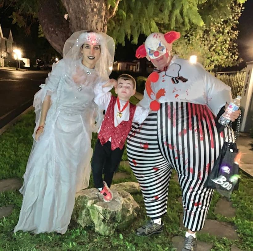 “Cuatro generaciones juntas pidiendo Halloween. Mi abuelita está tomando la foto. El mejor recuerdo para mí y para Andrés. ¡Su abuelo y su bisabuela juntos disfrazados!”, expresó Sandra Echeverría en su publicación.