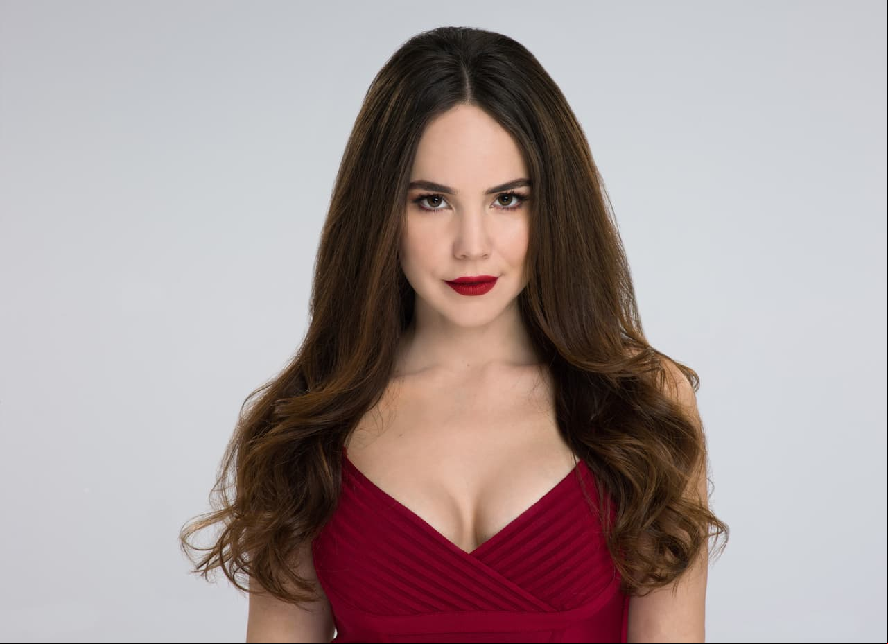 'Rubí' (Camila Sodi) es una estudiante de periodismo que desprecia su origen y su pobreza. Siempre esconde el lugar donde vive. Tiene una belleza que raya en la indecencia. Con el paso del tiempo, se hace experta en detectar los puntos débiles de los hombres.