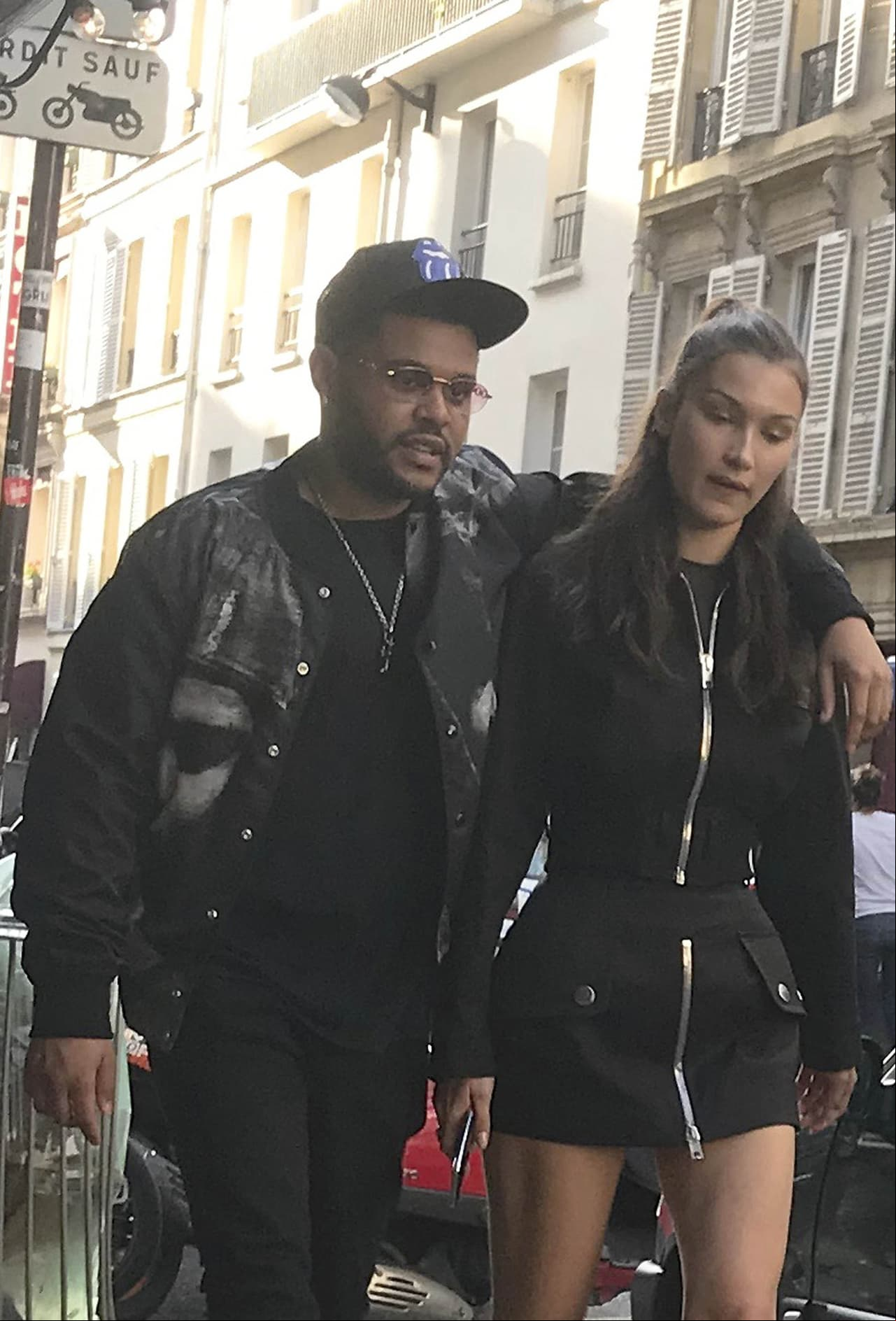 Los paparazzi captaron a esta pareja durante su paseo (FOTO: The Grosby Group)
