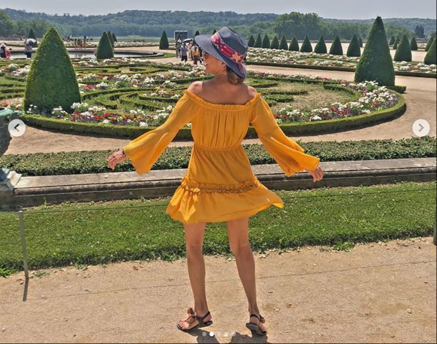 Ingrid usó un vestido amarillo, con mangas amplias que dejaba al descubierto sus hombros, de La Esquina Azul, para recorrer el palacio de Versalles.