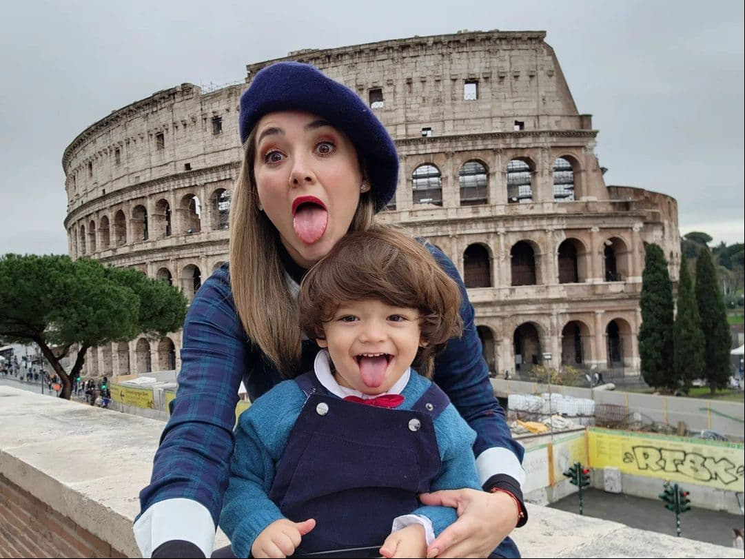 Sherlyn transforma a su hijo en baloncito de Super Bowl