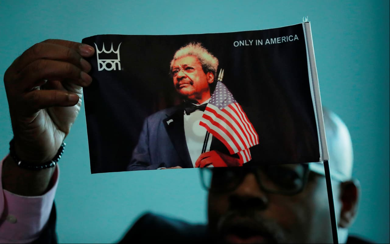 Don King, famoso promotor de boxeo, fue exonerado de la acusación de asesinato en 1954, ya que el juez determinó que el crimen fue en defensa propia. En 1967, fue condenado a 4 años en la cárcel por golpear a un hombre hasta la muerte.