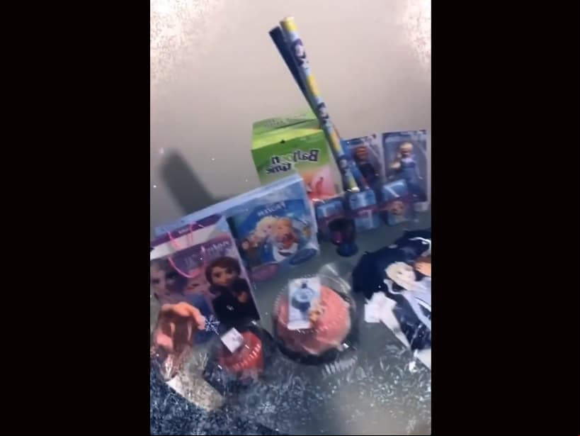 A través de su cuenta de Instagram, el pasado 22 de abril, la actriz de telenovelas compartió que gracias a la tecnología pudo pedir algunas cosas a un supermercado, como juguetes, vasos y otros rios, para celebrar a la pequeña, quien es fanática de la película ‘Frozen’, respetando así las indicaciones de las autoridades de no salir de casa.