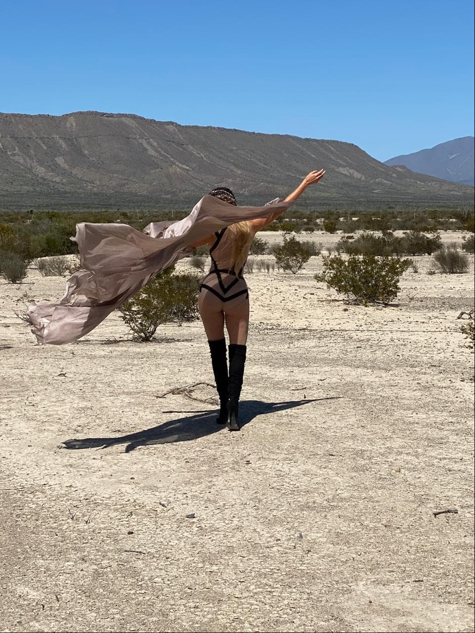 Un atuendo con cintas negras, un vestido negro con detalles plateados y un conjunto amarillo con flecos son algunos de los looks que usó la también actriz durante su llamado.