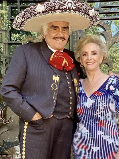 Ante su partida, Vicente Fernández deja un impresionante legado en la música mexicana, además de haber formado una excepcional familia que formó junto a su inseparable esposa Cuquita, con quien estuvo casado por casi 60 años. Cuatro hijos, más de 10 nietos y cuatro bisnietos conforman a esta gran dinastía Fernández, ¡conócelos!