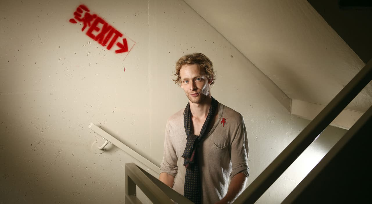 Johnny Lewis, actor de ‘Sons of Anarchy’, falleció tras lanzarse del techo de su casa después de asesinar a su casera, de 81 años, y a su pequeño gato en septiembre de 2012.