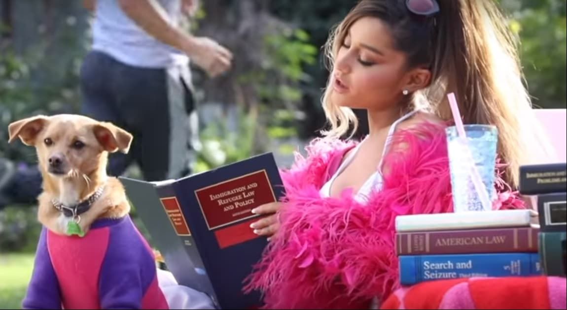'Legalmente Rubia' fue una de las películas que Ariana Grande incluyó en 'Thank u, next', donde vistió como el personaje 'Elle Woods' con su perro 'Bruiser'