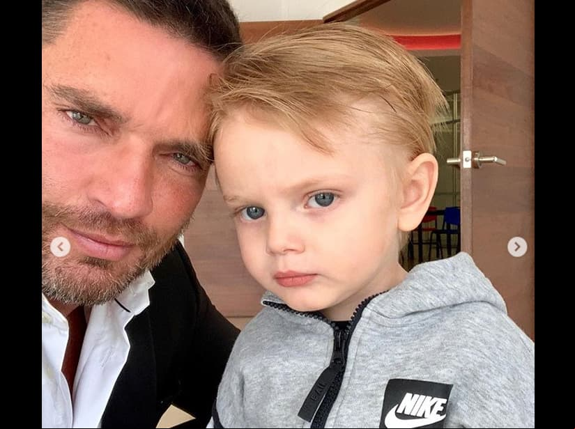 No pasó mucho tiempo para que se diera a conocer la ruptura entre Marjorie y Julián, comenzando una batalla por la pensión del niño, además de limitar las visitas del padre, por ello tras un año de no verse, el protagonista de ‘Por amar sin ley’ se reencontró con el pequeño en agosto de 2019, compartiendo una imagen de dicha reunión en su cuenta oficial de Instagram.