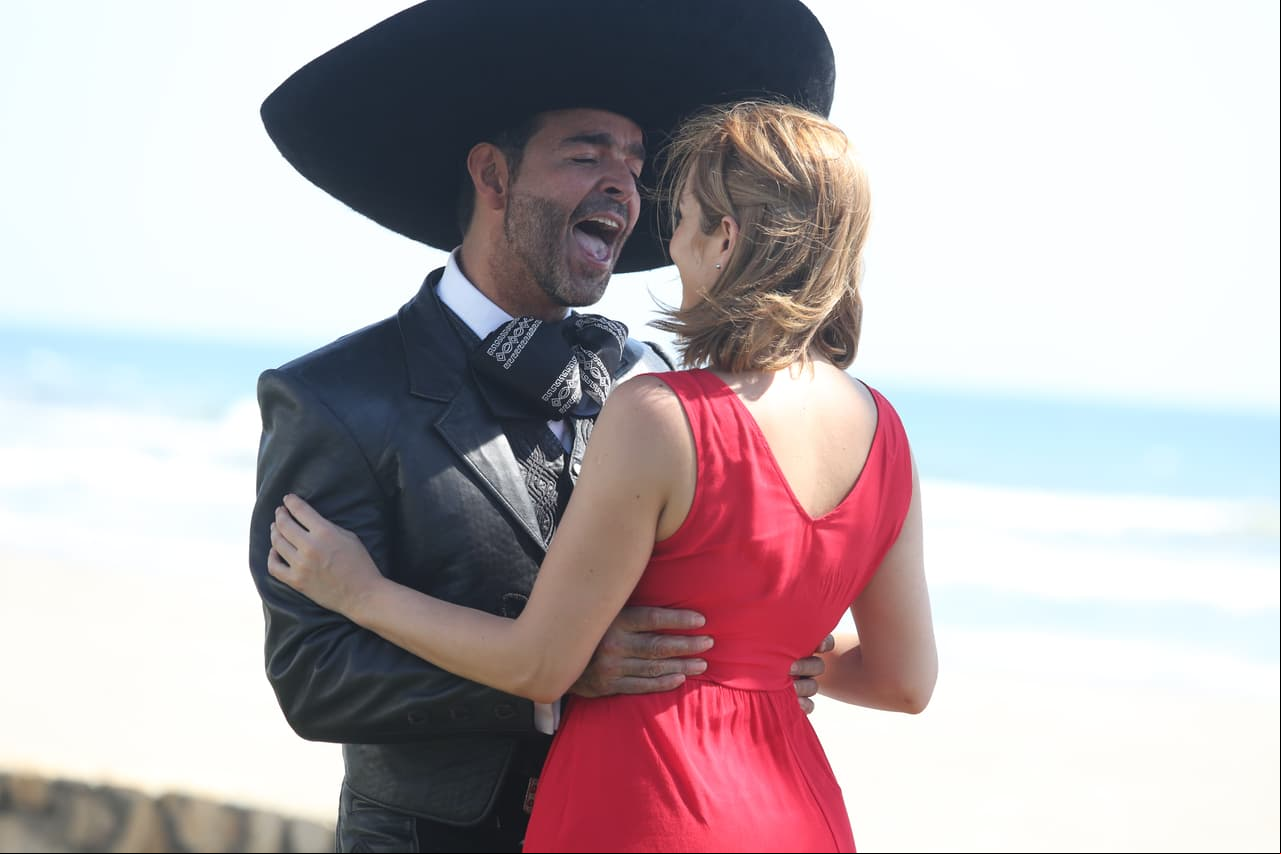 Y no solo eso, ¡sino que también pudimos escuchar su voz! En la escena, "Rodrigo" le dedica una romántica canción a su amada "Ileana".