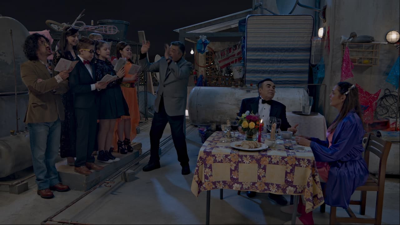 El resto de los López amenizan la velada cantando 'La Cucaracha', pero cambiándole la letra para incluir el nombre de Licha.