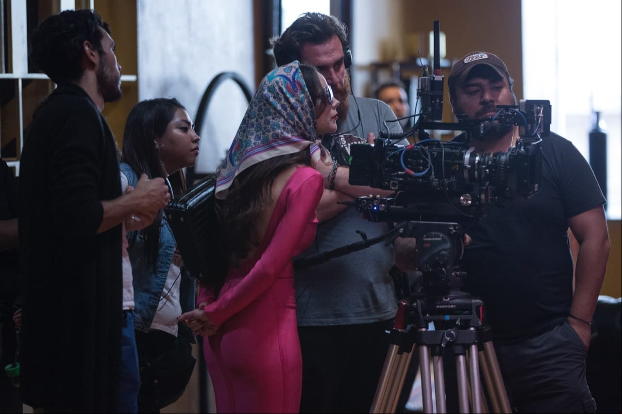 Camila quiso revisar con el equipo de producción cómo había quedado la escena.
