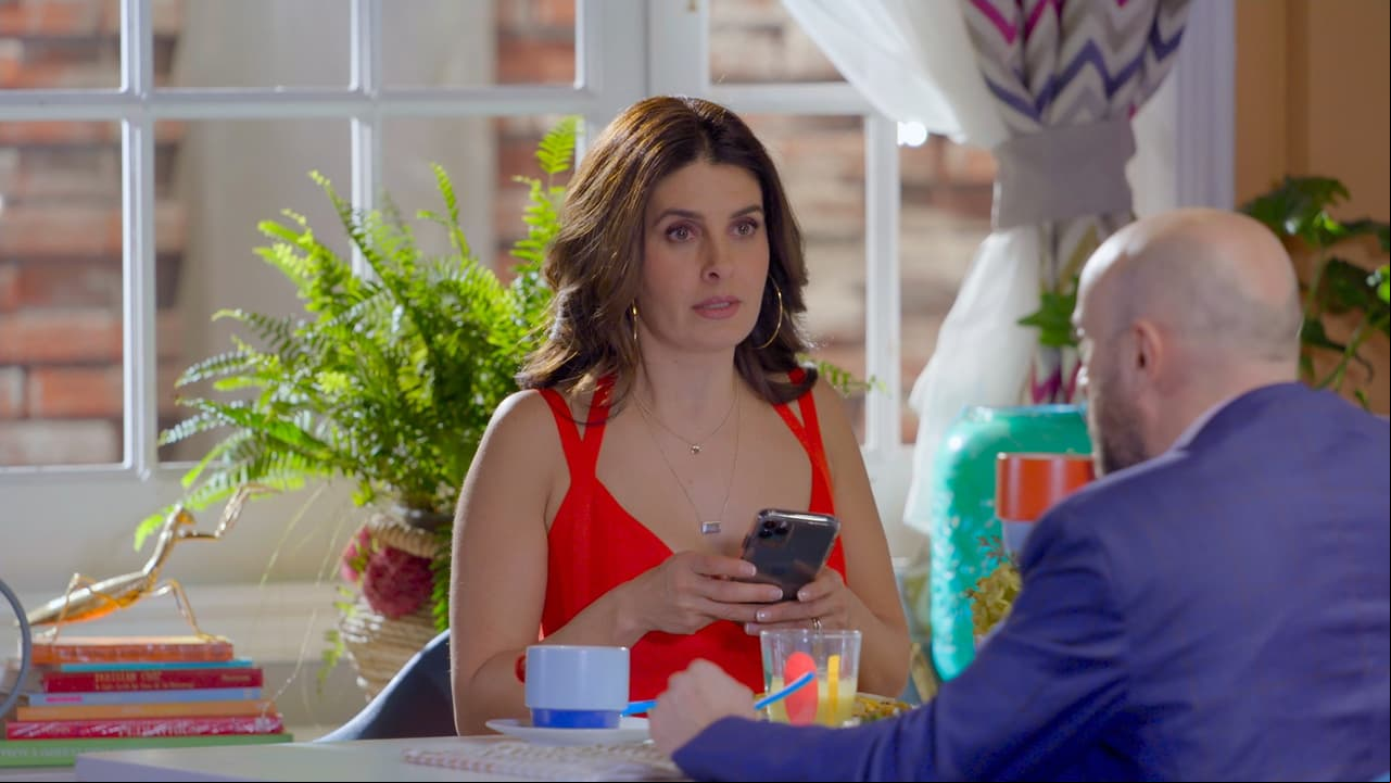 Luis se molesta cuando Silvita está chateando con un ex novio durante el desayuno.
