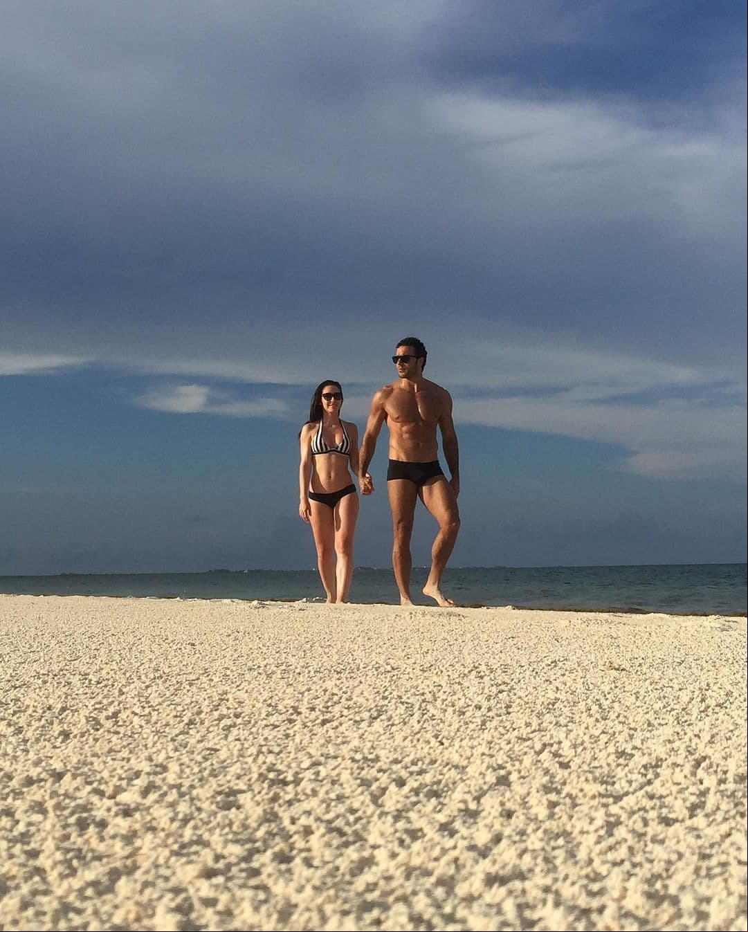 “Happy Valentine’s Day my love! ¡Te iro y te amo muchísimo! ¡Gracias por tanto!”, expresó el actor, a lo que la actriz respondió: "Ayyyy te amo”, junto a varios emojis de corazones.