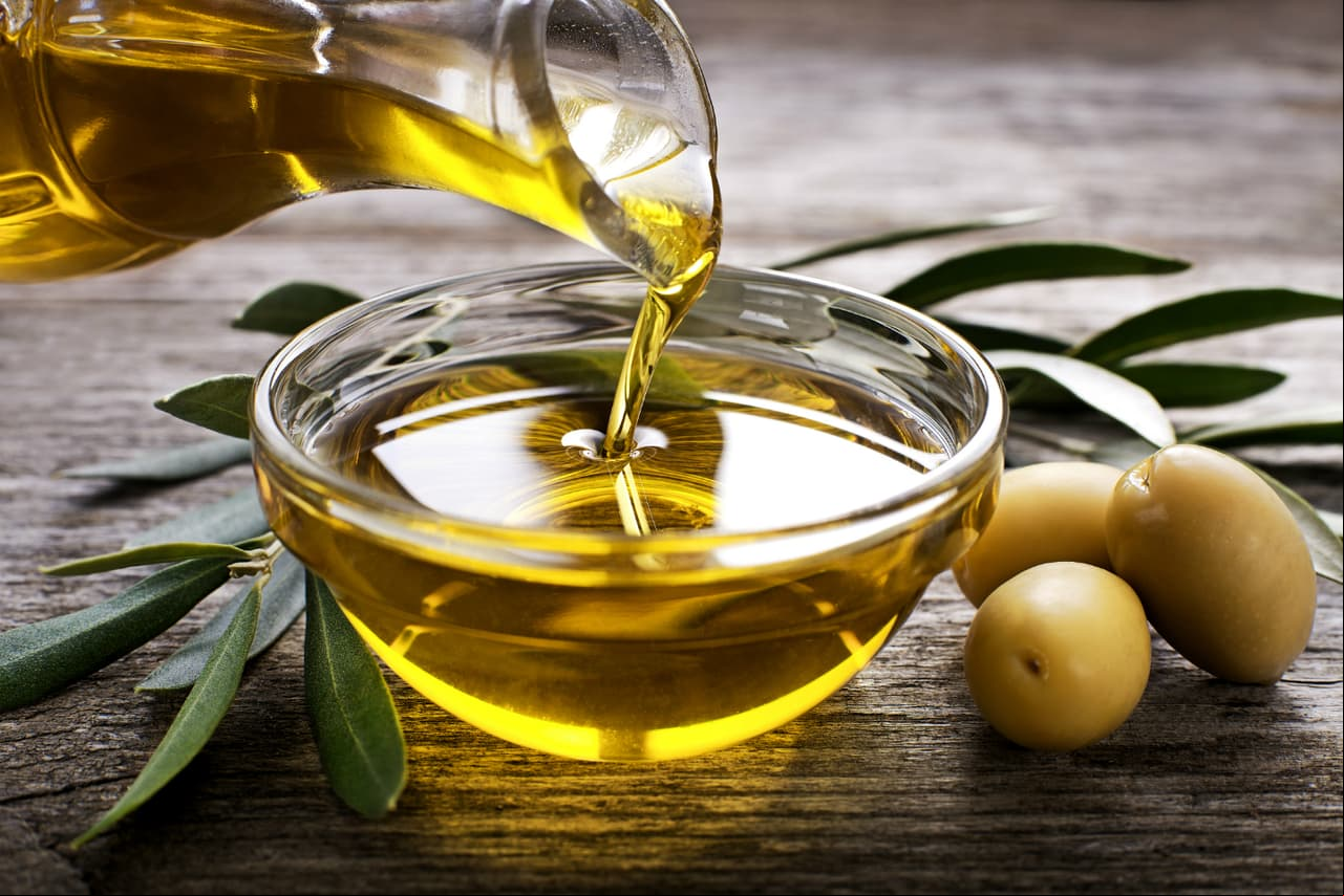 Aceite de oliva. Aporta grasas buenas y contenido energético al cuerpo. ¡Agrega un poco a tus ensaladas!