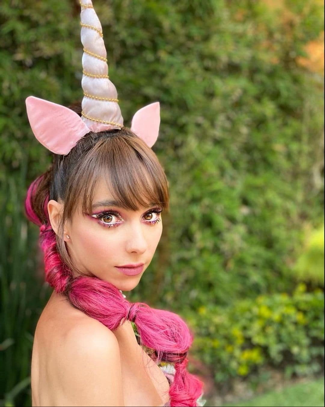 Inspirándose en la magia, Natalia quiso ser Unicornio con una diadema que tenía su cuernito y una larga trenza pintada de rosa. Estos peinados fueron realizados por Dave, acompañados de los peinados de Nancy López.