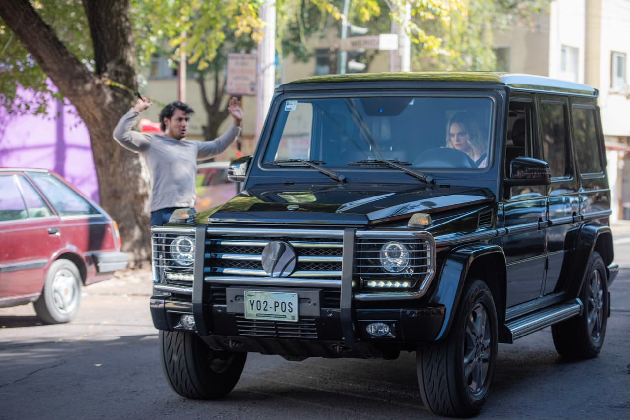 'Soraya' ve a 'Felipe' y acelera el coche para atropellarlo; afortunadamente, él logra esquivarlo.