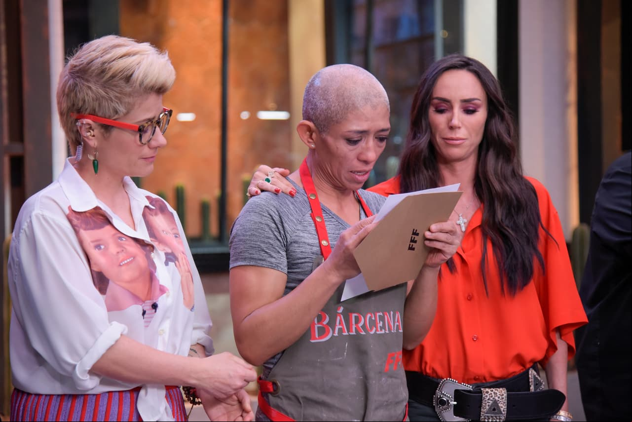 Antes de finalizar el programa, la producción de Familias Frente al Fuego reconoció el esfuerzo y el gran ejemplo de vida que es Marcela Bárcenas.