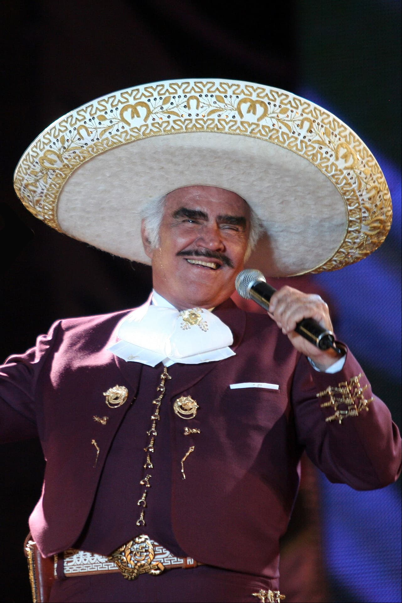 8. Vicente Fenández también es otra gran figura de la música regional que formó parte del melodrama, aunque de manera indirecta, pues el cantante le prestó a la producción a 'Cognac', uno de sus caballos. Lamentablemente, Lucero sufrió un gran susto con este ejemplar en una escena.