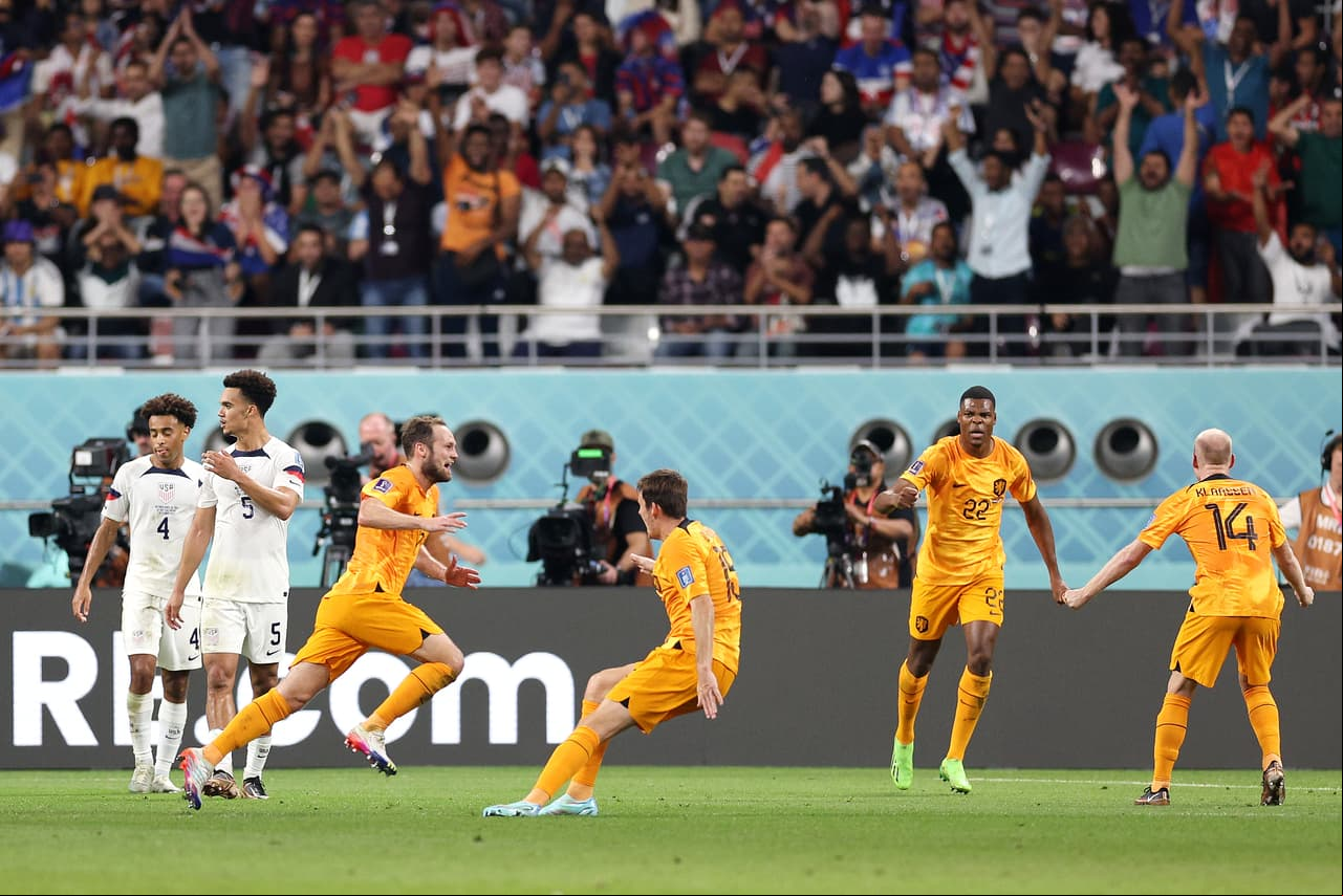 Países Bajos 3-1 Estados Unidos: Dumfries repartió par de asistencias y anotó un gol para sellar el boleto a los Cuartos de Final para la Oranje.