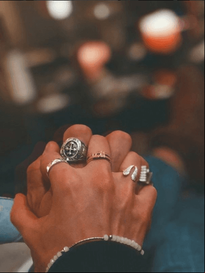 El 14 de febrero, José Ron compartió una imagen en la que aparecía agarrado de la mano de quien sería Jessica Díaz y es que los fans afirmaron que la actriz tenía el mismo anillo que el de la mujer de la foto.