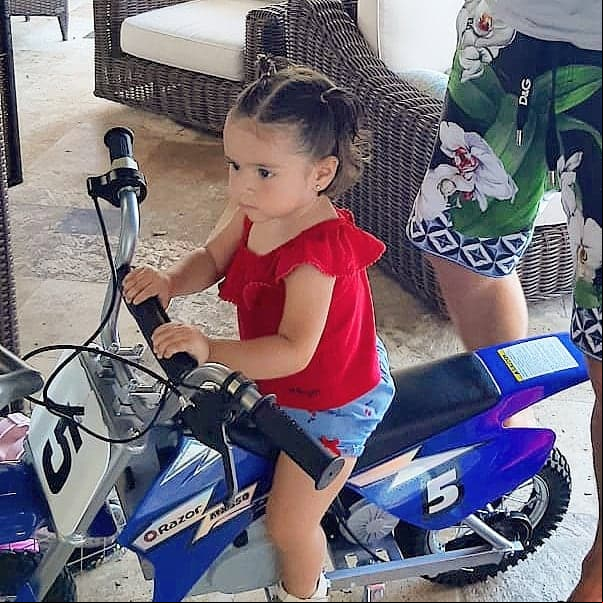 Las actividades extremas también ha figurado durante el confinamiento, como Emilia que no se quiso despegar de la pequeña moto. "Ya vi que a Emi le gustan las motos", anotó Fuentes.