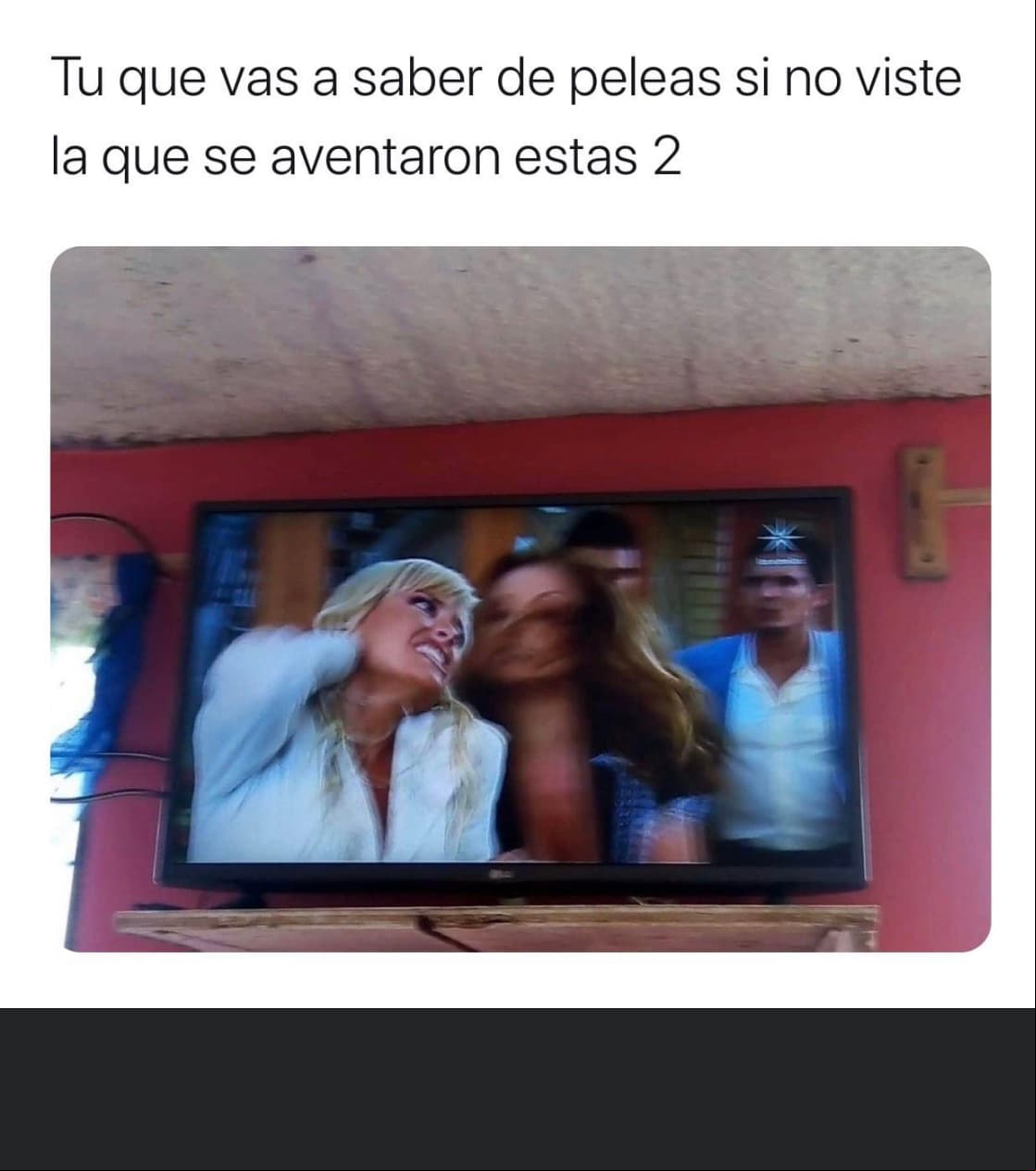 Y, aunque todo parecía ser solo un acalorado intercambio de palabras, 'Sofía' no permitió que 'Isadora' saliera del lugar sin recibir varias cachetadas, por lo que el  Me enoja escribió: "Tú qué vas a saber de peleas si no viste la que se aventaron estas 2".