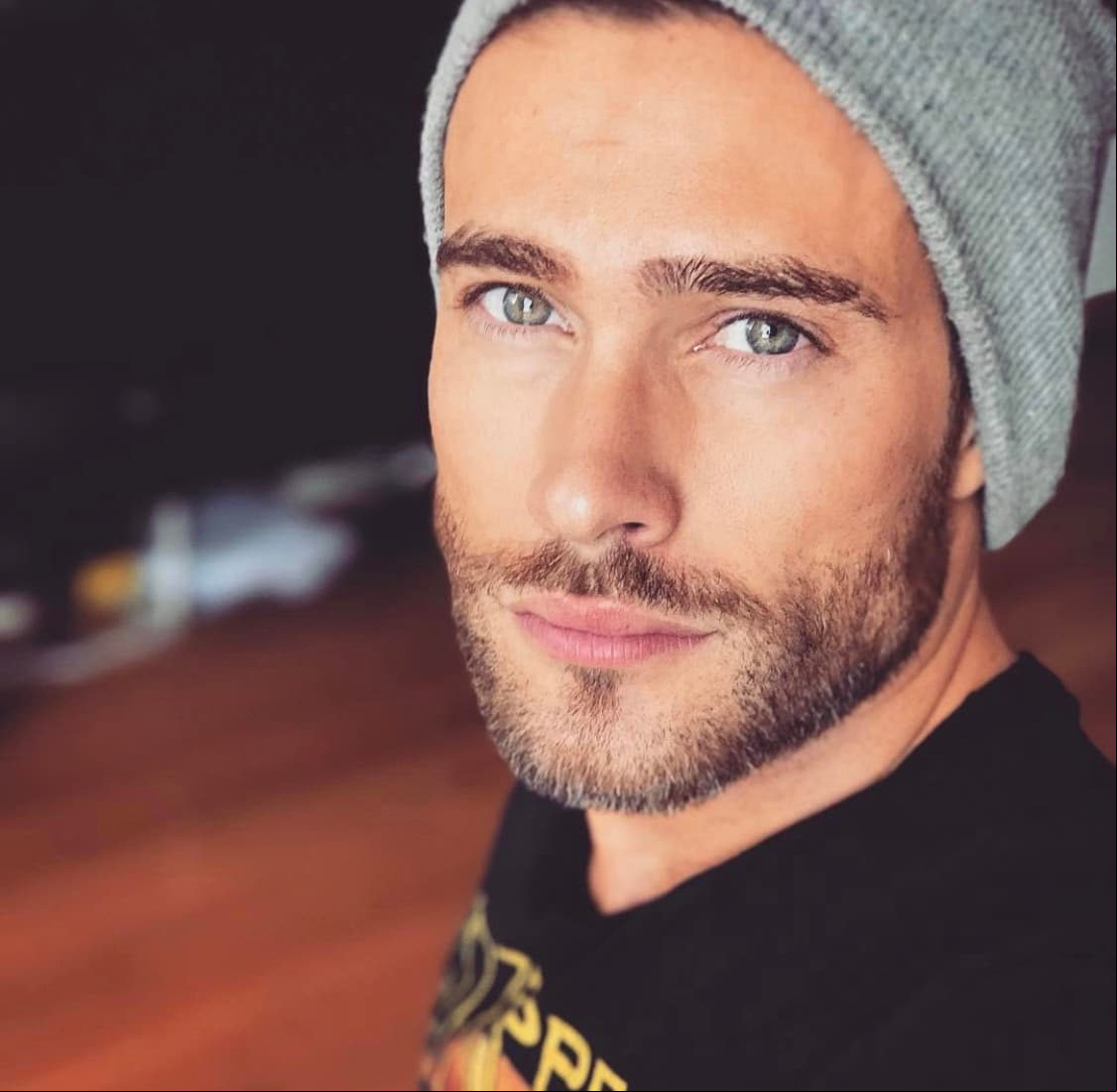 Además de la actuación, Guirao siente una gran pasión por la música, pues en su cuenta de Instagram ha mostrado imágenes y videos que capturan su faceta como guitarrista.