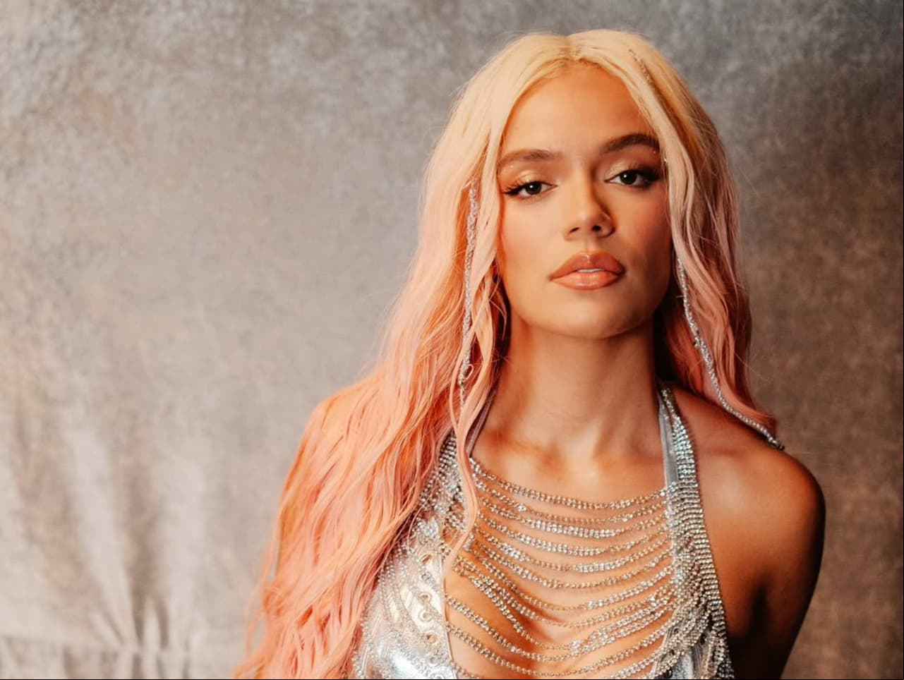 Karol G sufre aparatoso accidente en moto y alarma a todos sus fans