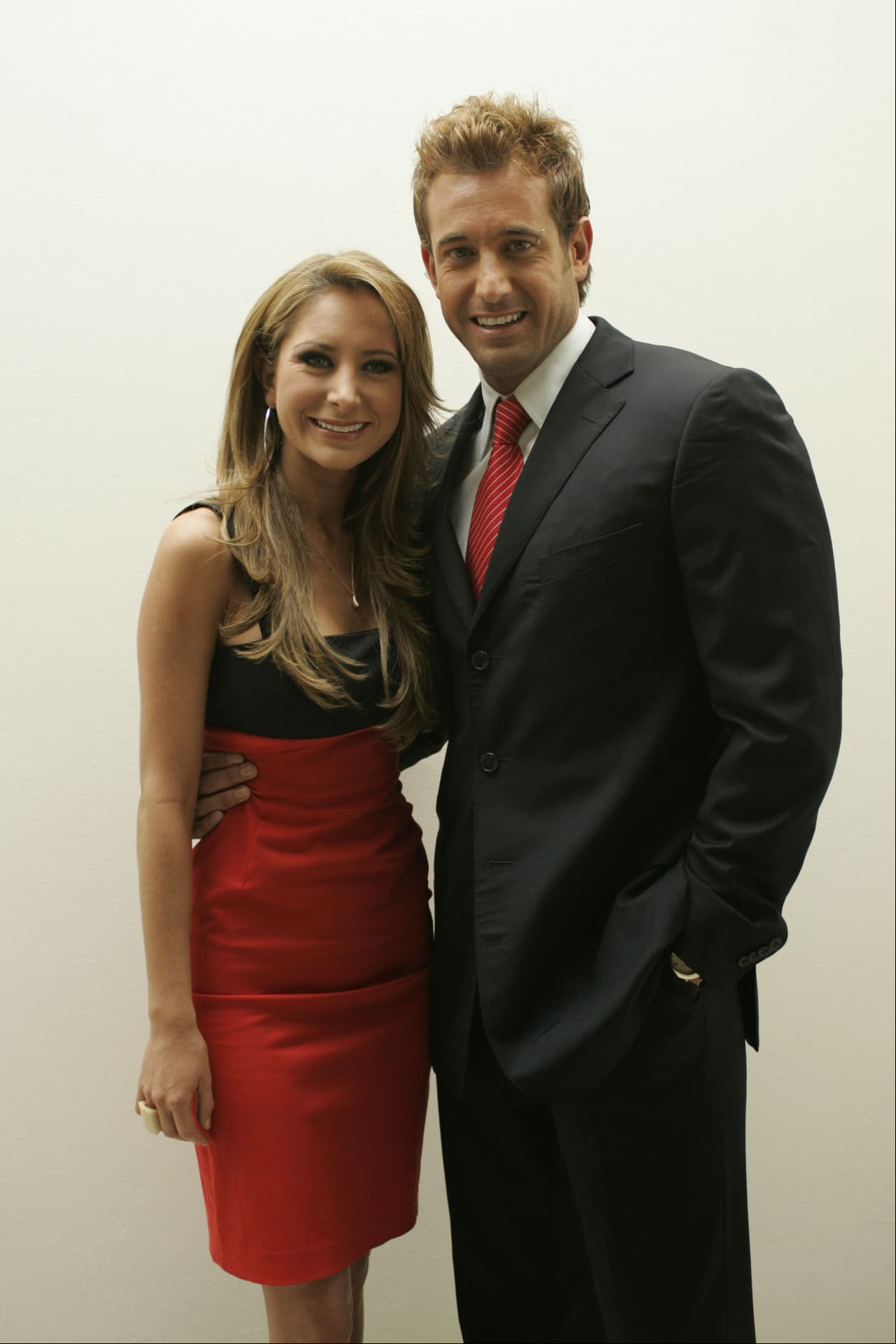 Tras conocerse en ‘Bajo las Riendas del Amor’, Geraldine Bazán y Gabriel Soto iniciaron formalmente su noviazgo en diciembre de 2007.