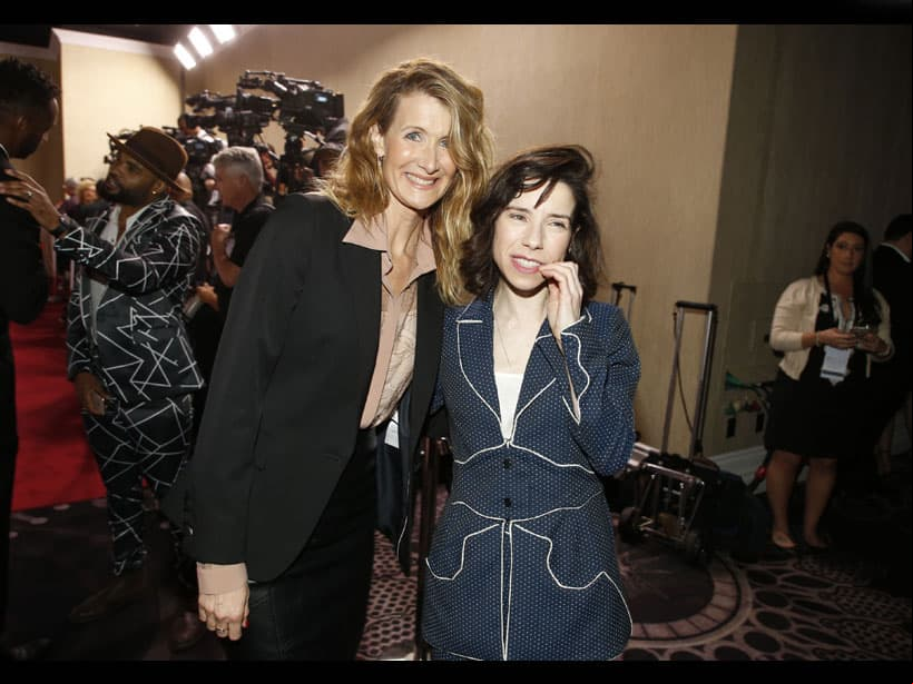Laura Dern y la nominada como mejor actriz por "La forma del agua", Sally Hawkins, se saludaron en este evento.