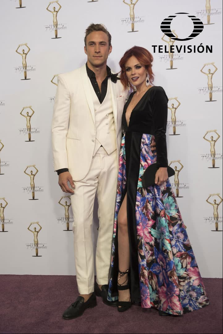 Laura Carmine lució radiante junto a su guapo novio.
