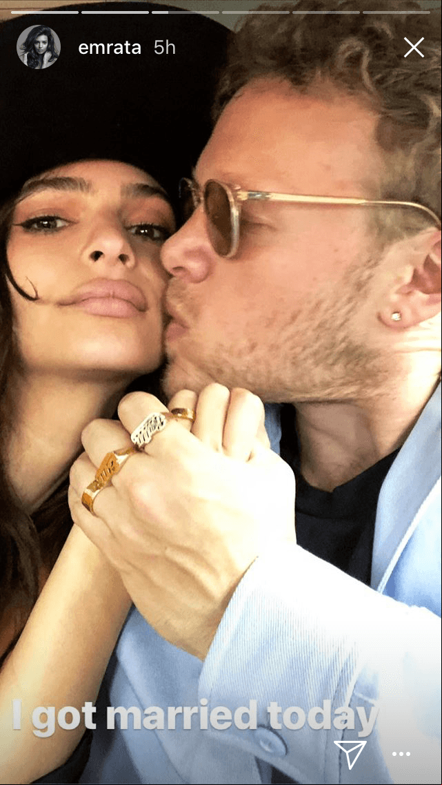 Emily anunció en Instagram que ya se casó