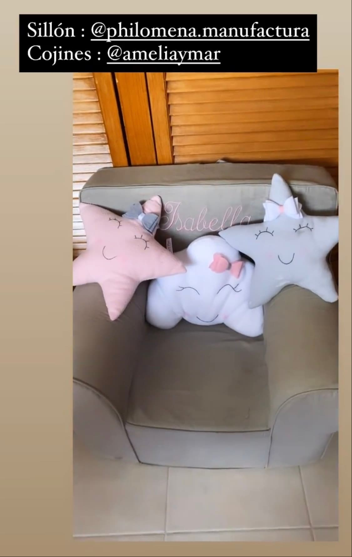 Isabella también tiene un tierno silloncito diseñado a su medida que al igual que su cama, tiene cojines de nubes y estrellas.