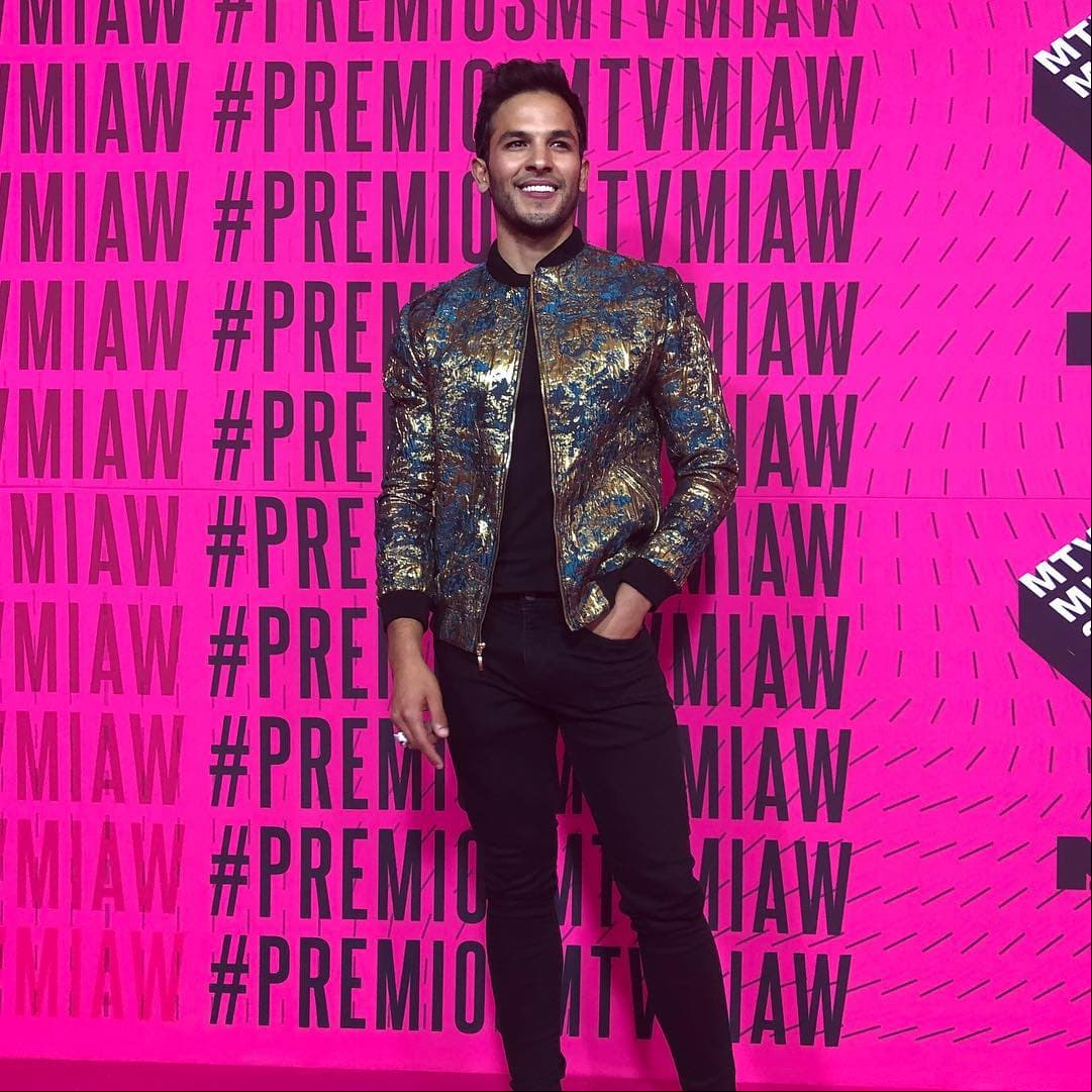 Otro galanazo de Like que estuvo en la alfombra roja de los MTV Miaw fue Óscar Cano.