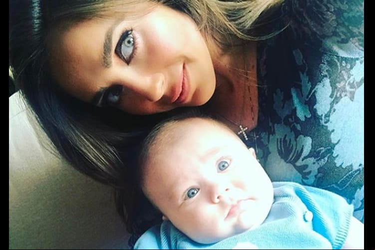 Anahí muestra la tierna risa de su bebé